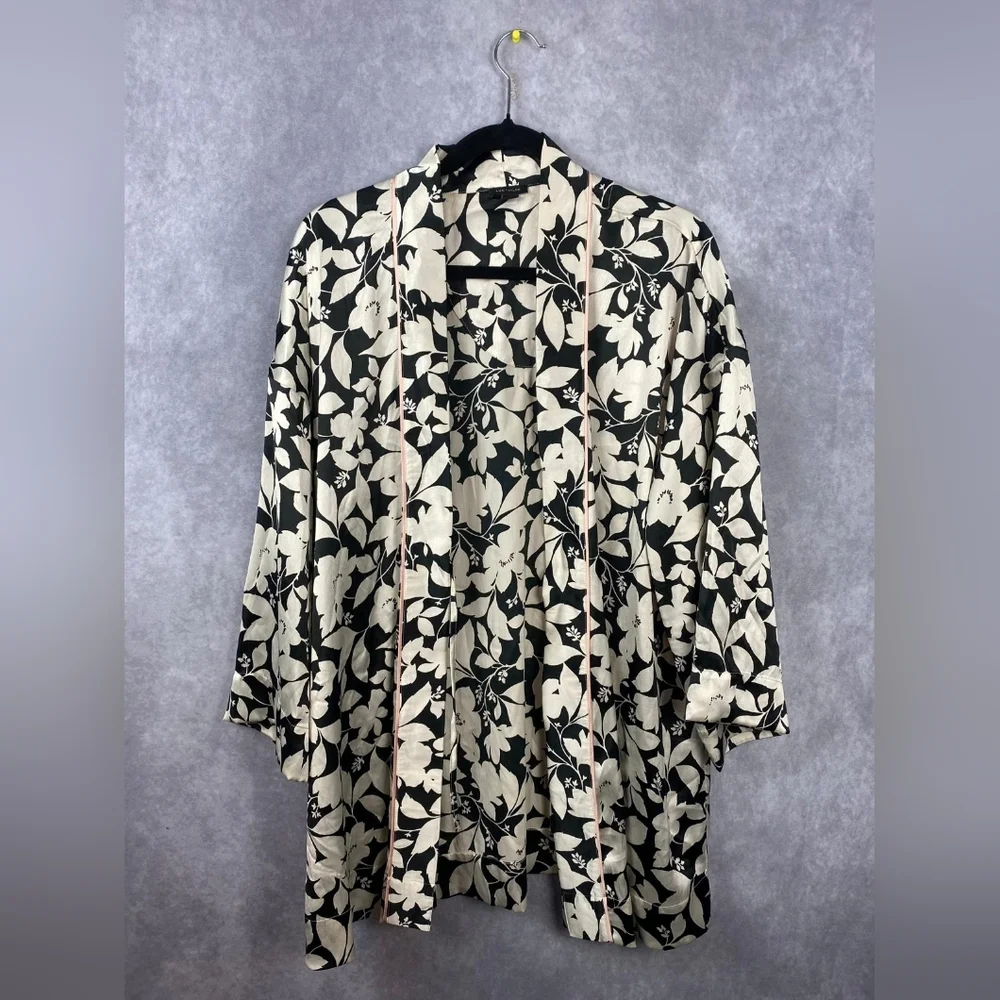 Ann Taylor One‎ Size kimono/Robe black/ white flowers Silky feeling